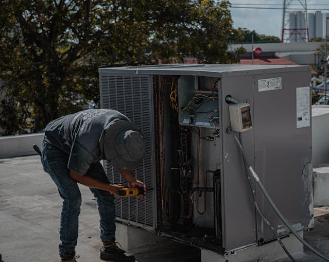 aires-acondicionados-de-aguascalientes imagen de un tecnico instalando un aire acondicionado